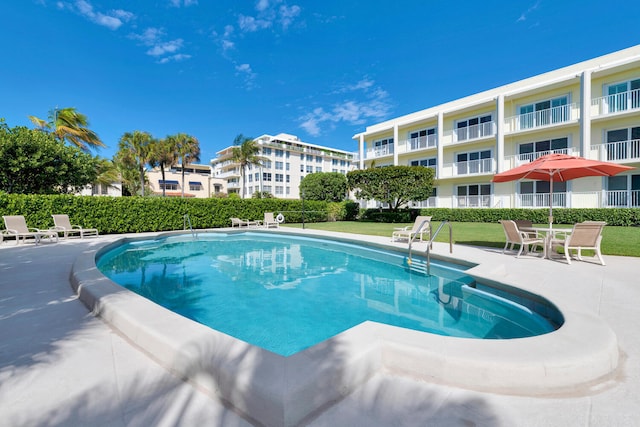 view of swimming pool