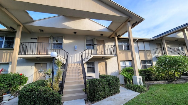 view of front of home featuring a balcony