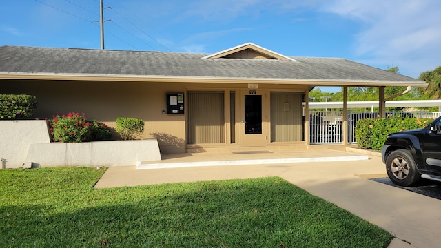 view of front of property with a front lawn