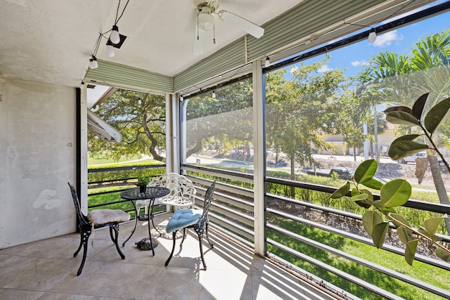 sunroom with ceiling fan