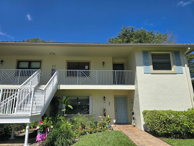 view of front of house featuring a balcony