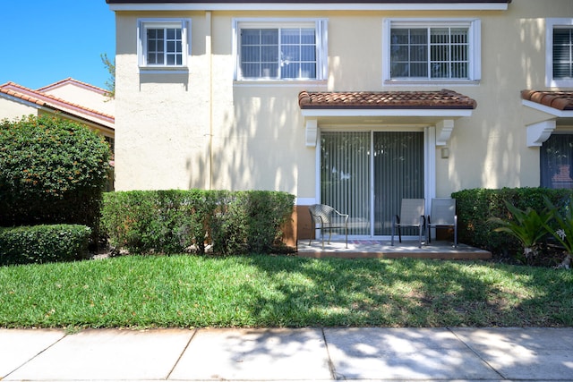 view of front facade featuring a patio