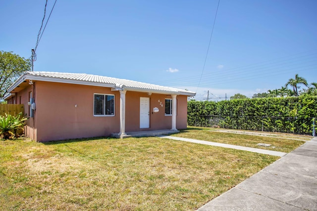 view of front of home with a front lawn