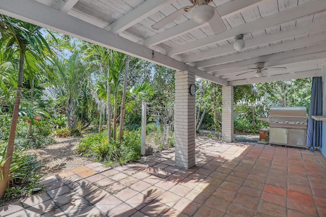 view of terrace with area for grilling, an outdoor kitchen, and ceiling fan