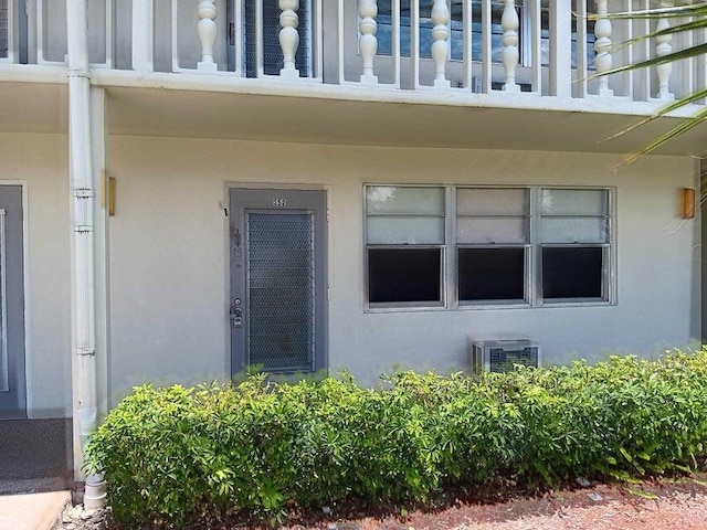 property entrance featuring a balcony