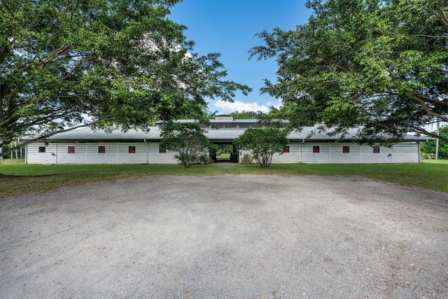 single story home with a front lawn