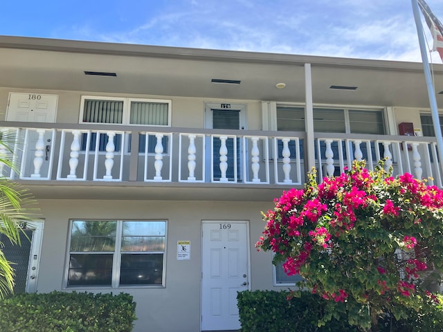 property entrance featuring a balcony