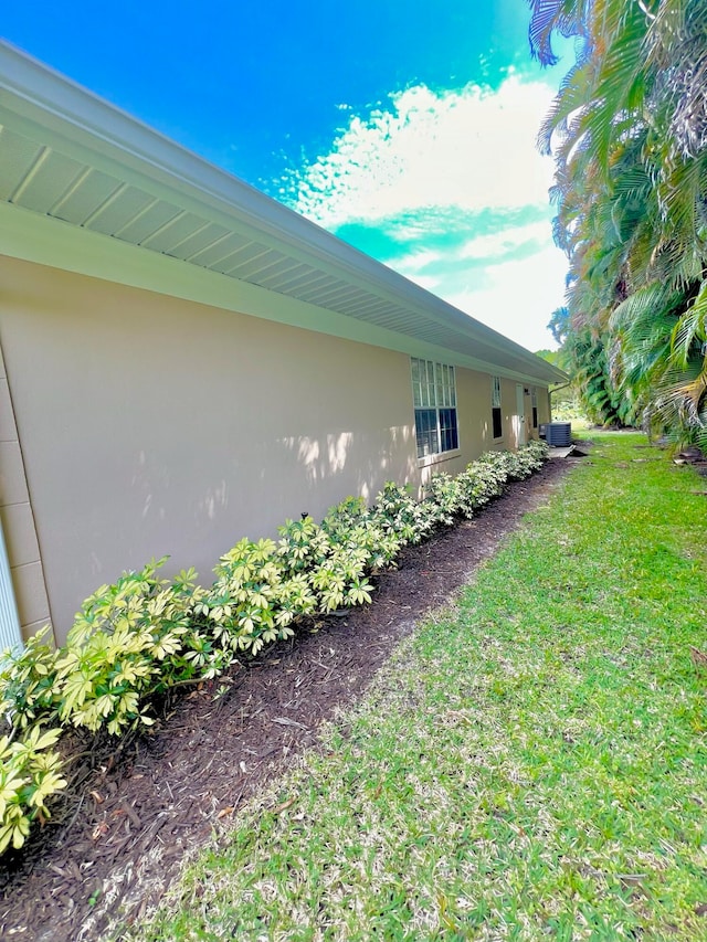 view of side of property featuring a lawn