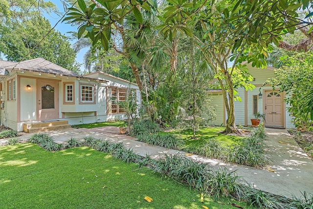 view of front of home featuring a front lawn