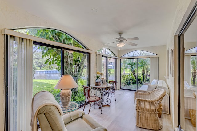 sunroom with ceiling fan