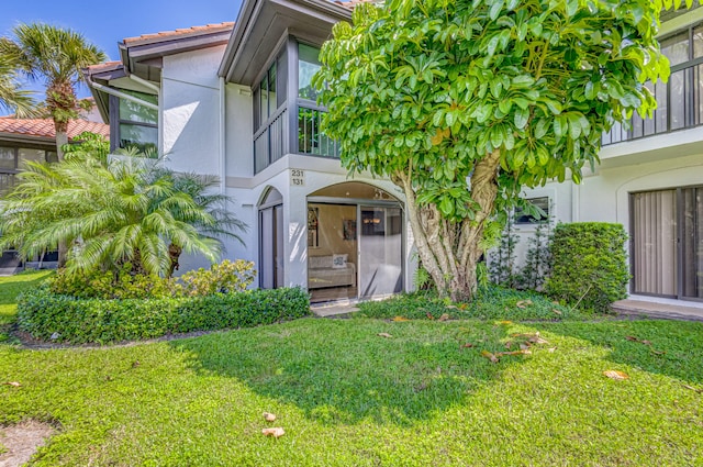 view of front of property with a front yard