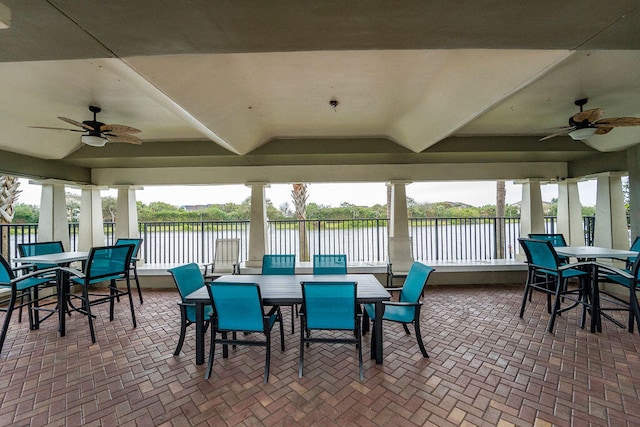 sunroom with ceiling fan