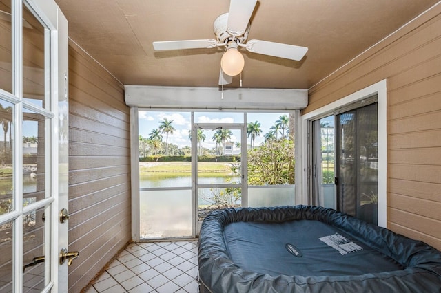 sunroom with ceiling fan