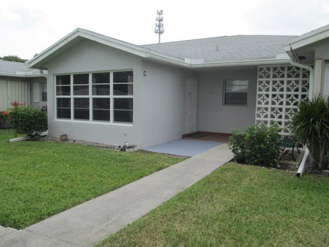 view of front of house with a front yard