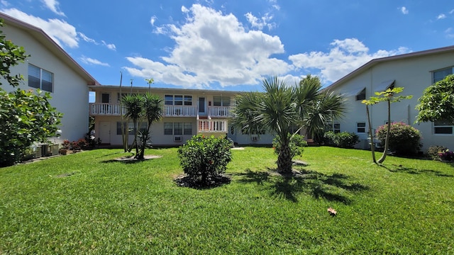 view of yard featuring a balcony