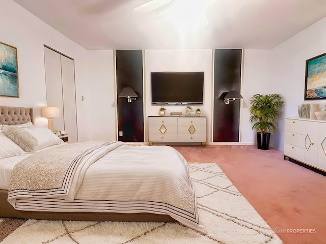 bedroom with ceiling fan, a closet, and carpet flooring