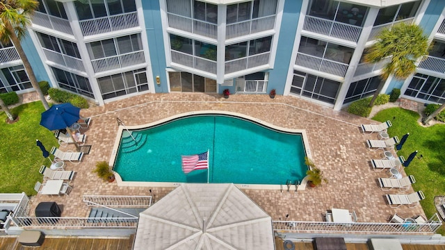 view of swimming pool