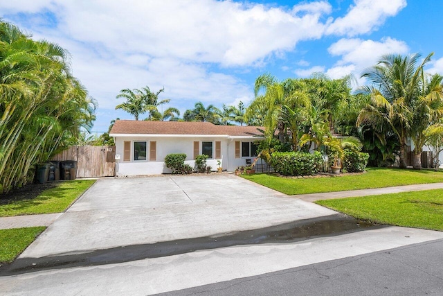 view of front of home featuring a front yard