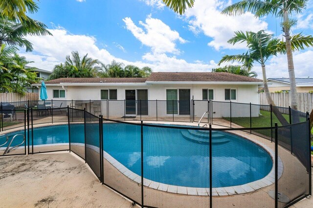 view of front of property featuring a front yard