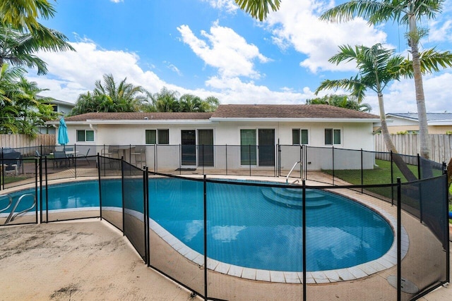 view of front of house featuring a front yard