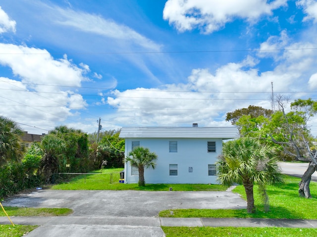 view of front facade with a front yard