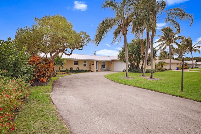 view of front facade featuring a front yard