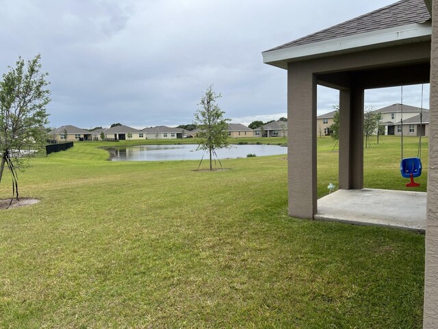 view of yard featuring a water view