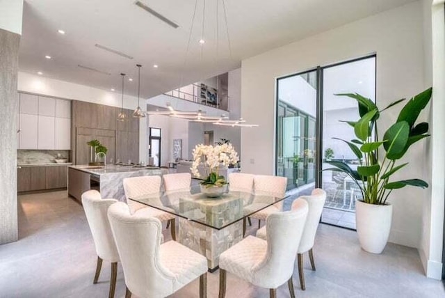 dining area featuring sink and plenty of natural light