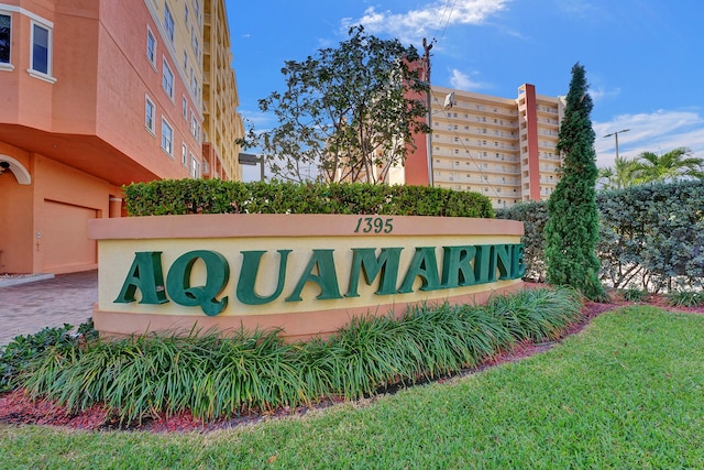 community / neighborhood sign featuring a lawn