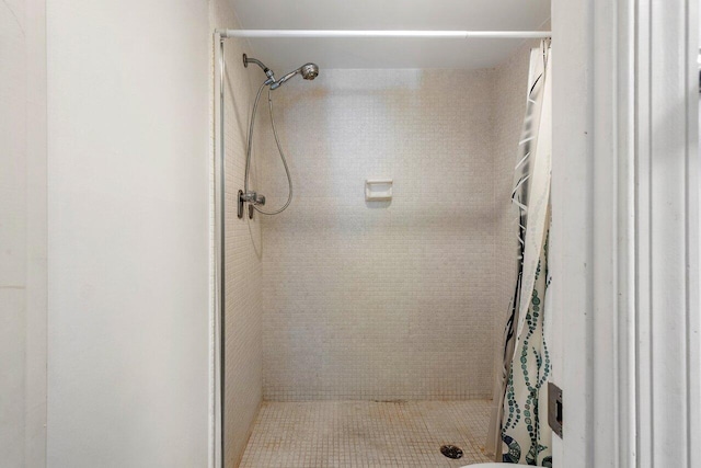 bathroom featuring tiled shower