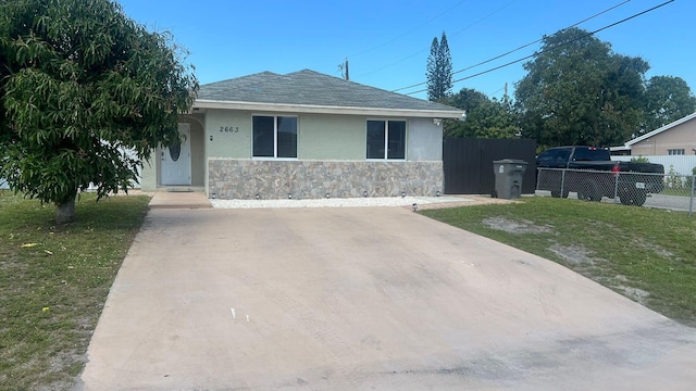 view of front of home featuring a front yard