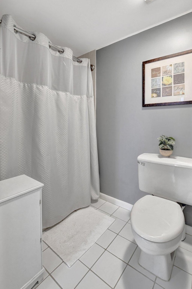 full bathroom featuring baseboards, a shower with shower curtain, toilet, and tile patterned floors