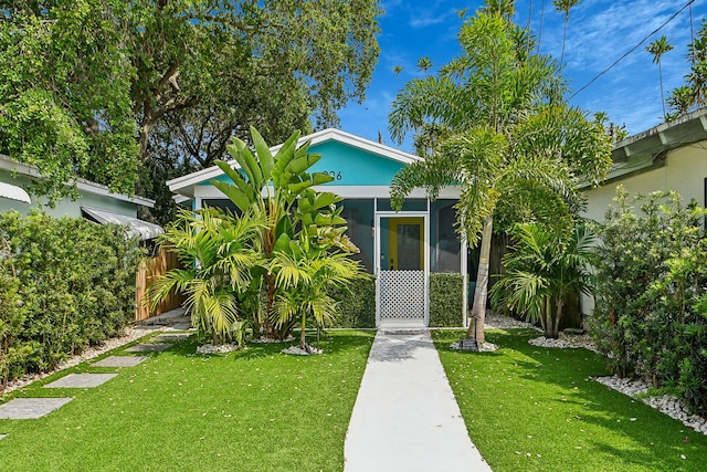 view of front of property featuring a front yard