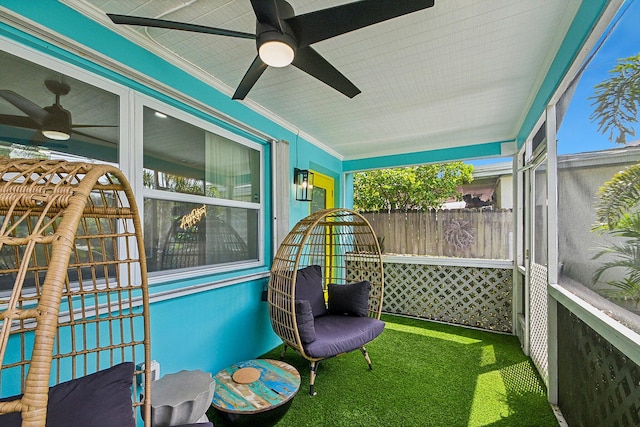 sunroom with ceiling fan