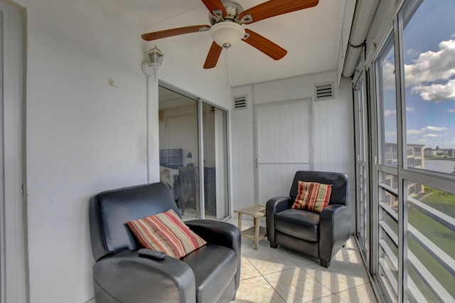 sunroom with ceiling fan