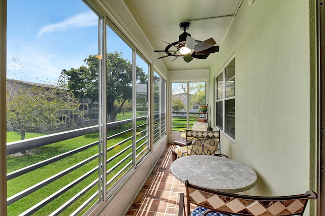 sunroom with ceiling fan