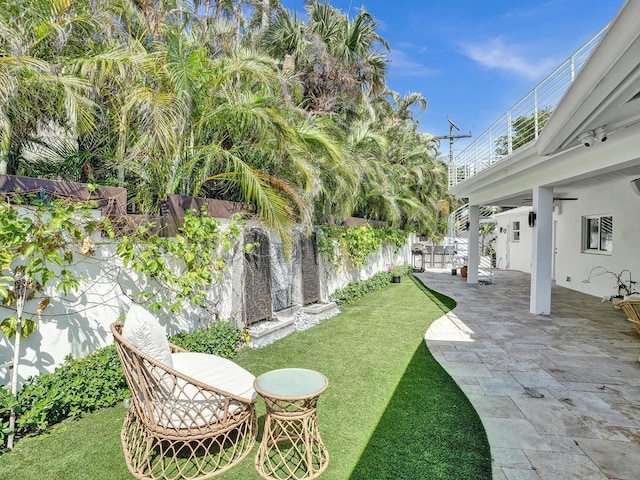 view of yard featuring a patio area