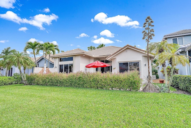 view of front of house featuring a front yard