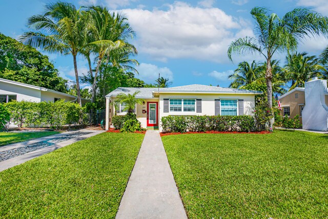 view of front of home featuring a front lawn