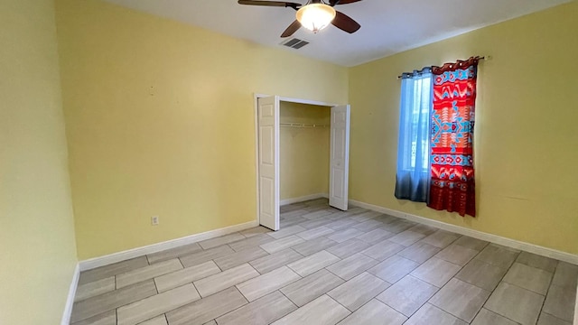 unfurnished bedroom featuring ceiling fan and a closet