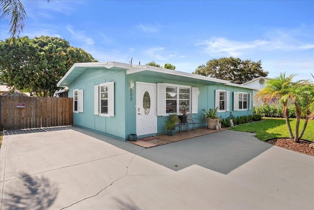 view of front facade featuring a front lawn and fence