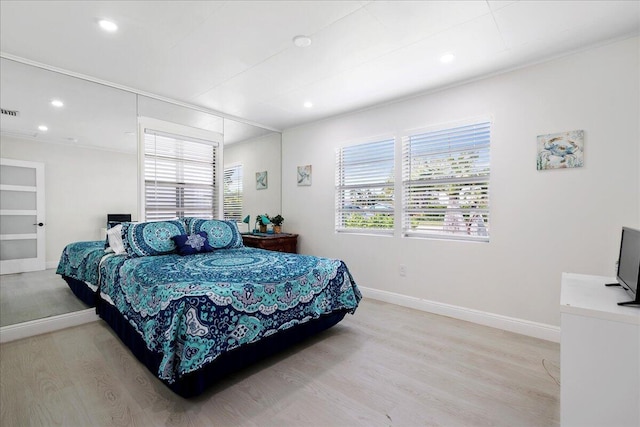 bedroom featuring visible vents, baseboards, light wood-style floors, and recessed lighting