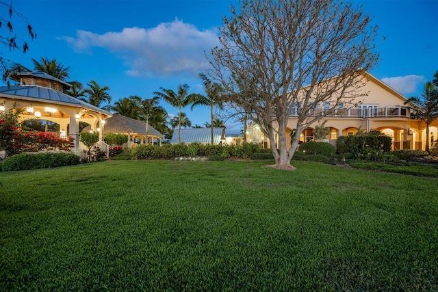 view of yard at dusk