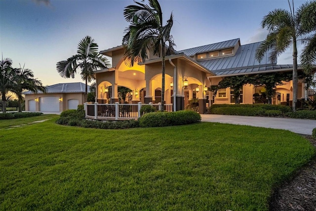 view of front of home featuring a lawn