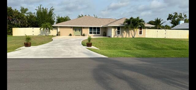 ranch-style house featuring a front yard