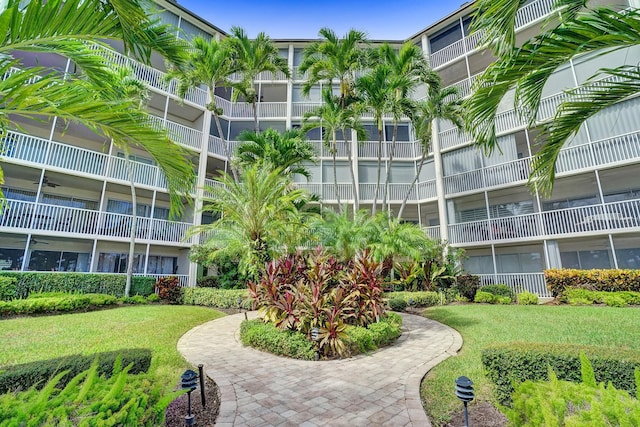 view of property's community featuring a yard