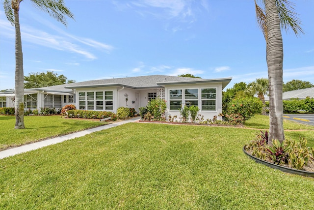 view of front of home featuring a front lawn