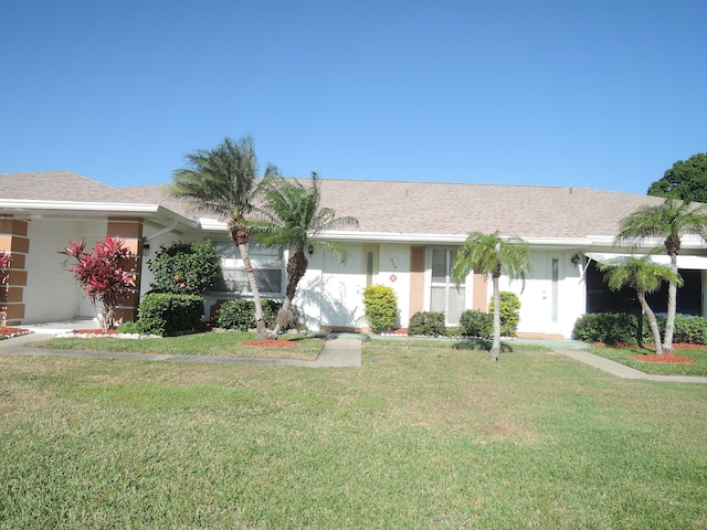 ranch-style house featuring a front yard