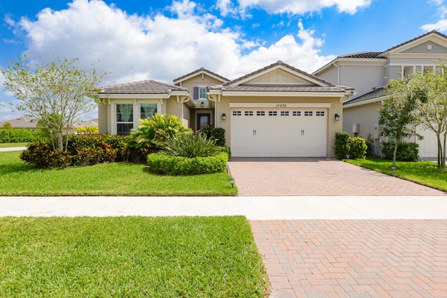 view of front of property featuring a front lawn