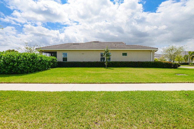 view of front of house featuring a front lawn